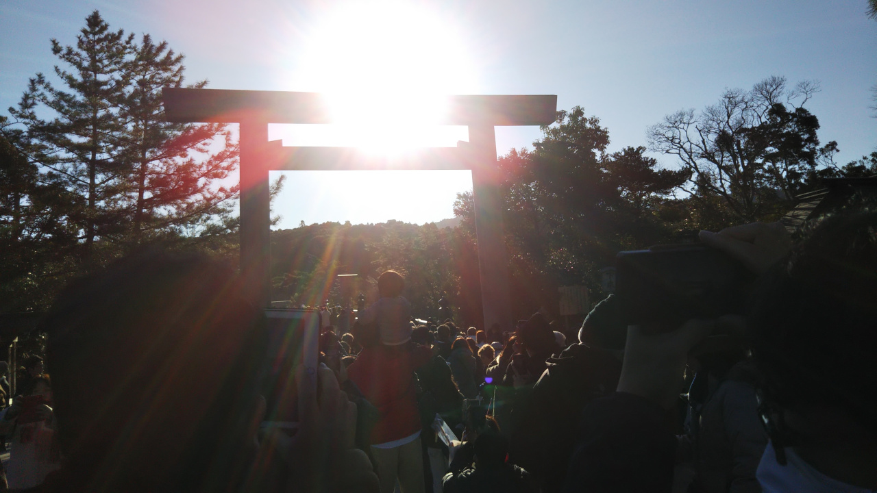 ２０２０年１月１日伊勢神宮宇治橋に日の出