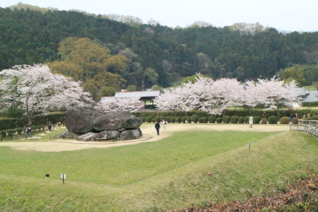 上の公園から石舞台古墳