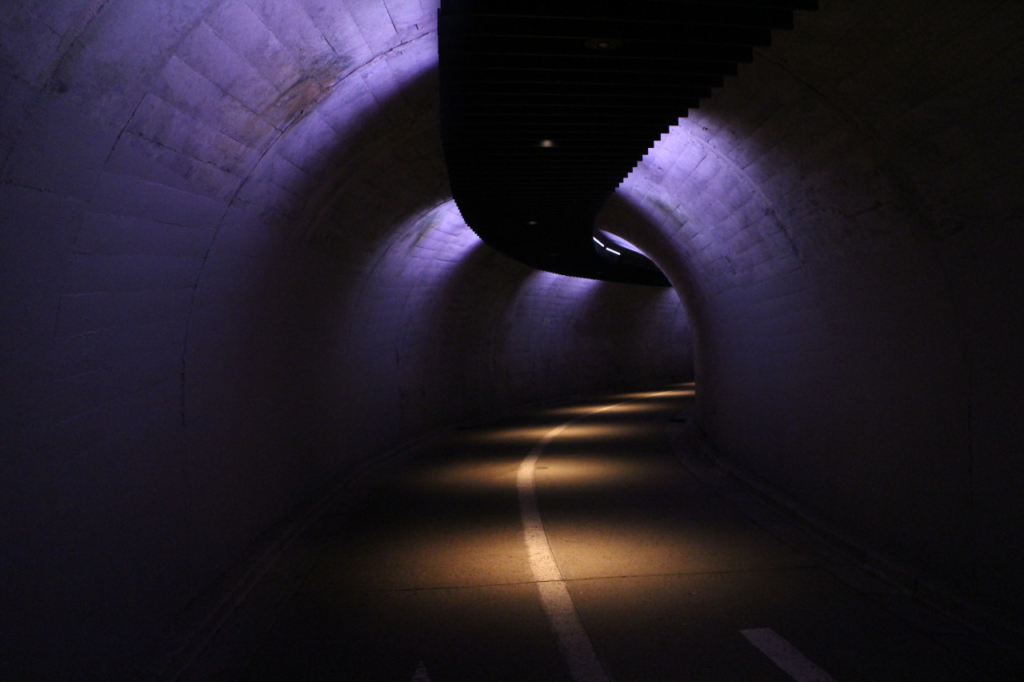 薄暗いトンネル
