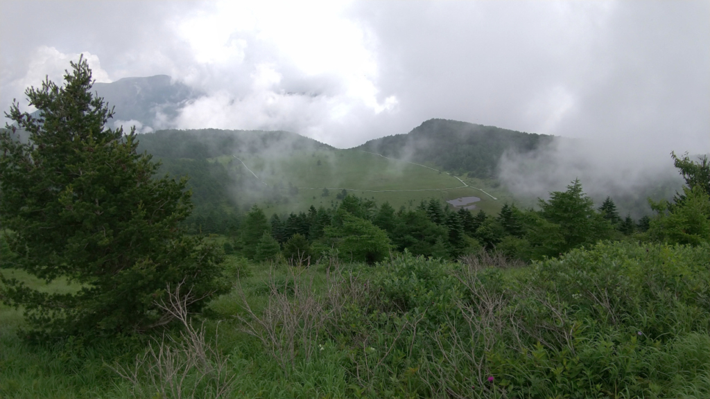 雲上の丘近くから見た鏡池