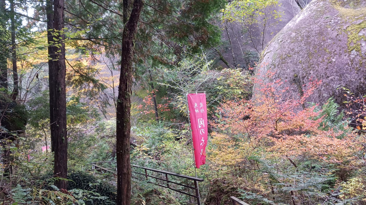 鉄の道が岩をヌッている