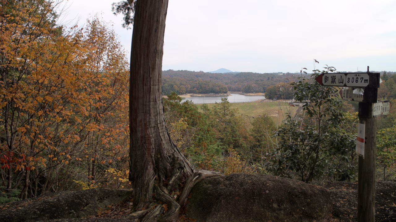 蓮華岩上からの松野湖