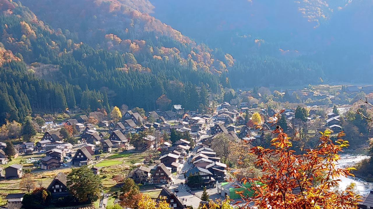紅葉に色づく白川郷